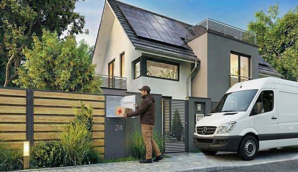 Kurier zostawiający paczkę z lekami dla domowej skrzynki inbox24